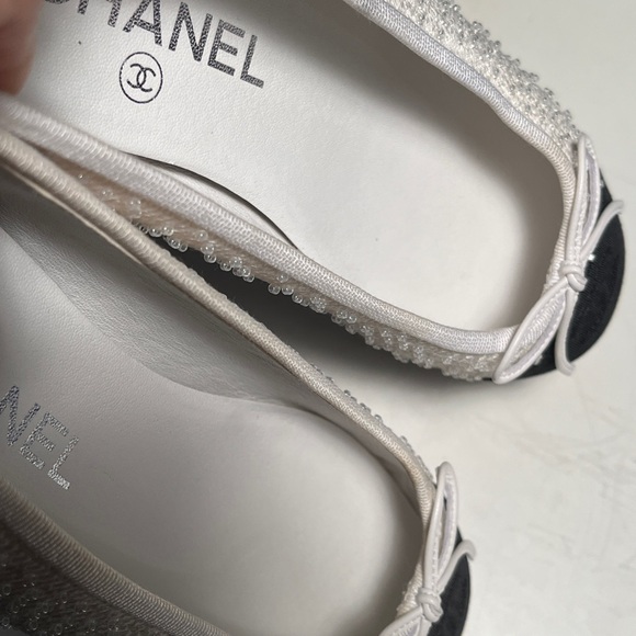 CHANEL Women's Black and Cream Pearl-Embellished Flats - Picture 9 of 13